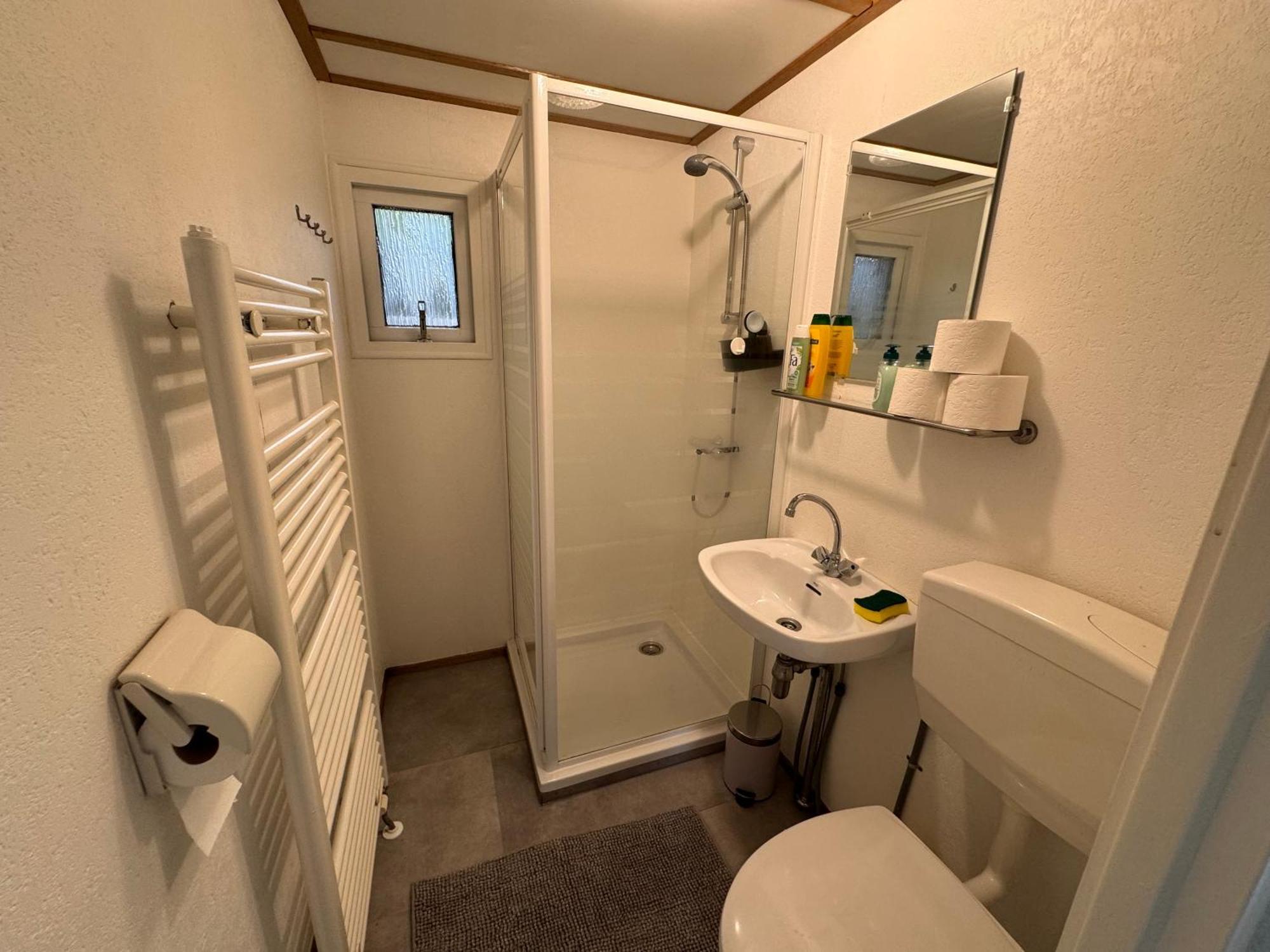 Ruim En Luxe Chalet Privetuin - Park 'De Ijsvogel' Apartment Voorthuizen Bagian luar foto