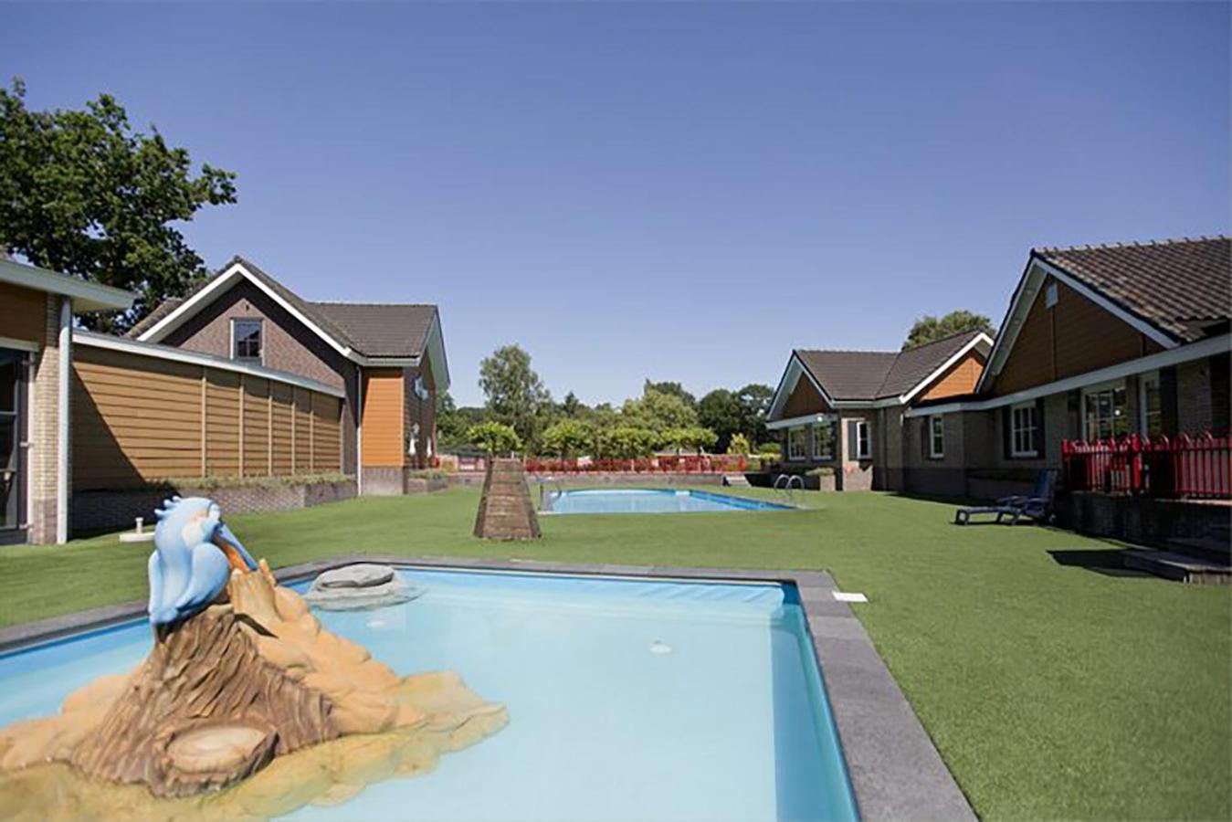 Ruim En Luxe Chalet Privetuin - Park 'De Ijsvogel' Apartment Voorthuizen Bagian luar foto